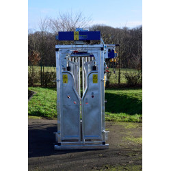 Cage de contention LVM - 4 portillons - Parois largeur variable - Panneaux latéraux