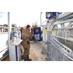 Cage de contention LVAP - 4 portillons - Parois largeur variable - Panneaux latéraux ouvrants avec portillons Cage de contention LVAP - 4 portillons - Parois largeur variable - Panneaux latéraux ouvrants avec portillons