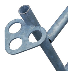 Claie d'agnelage "autonome" avec passage d'abreuvoir pour ovins 