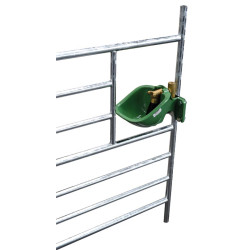 Claie d'agnelage "autonome" avec passage d'abreuvoir pour ovins 