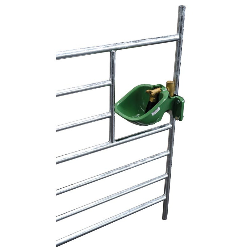 Claie d'agnelage "autonome" avec passage d'abreuvoir pour ovins 