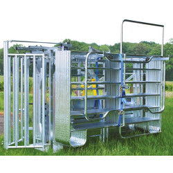 Cage de contention LFM - 4 portillons - Parois largeur fixe - Panneaux latéraux Cage de contention LFM - 4 portillons - Parois largeur fixe - Panneaux latéraux