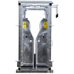 Cage de contention LVM - 4 portillons - Parois largeur variable - Panneaux latéraux Cage de contention LVM - 4 portillons - Parois largeur variable - Panneaux latéraux