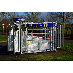 Cage de contention LVM - 4 portillons - Parois largeur variable - Panneaux latéraux Cage de contention LVM - 4 portillons - Parois largeur variable - Panneaux latéraux