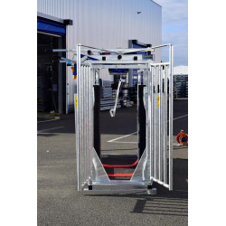 Cage de contention LVM - 4 portillons - Parois largeur variable - Panneaux latéraux Cage de contention LVM - 4 portillons - Parois largeur variable - Panneaux latéraux