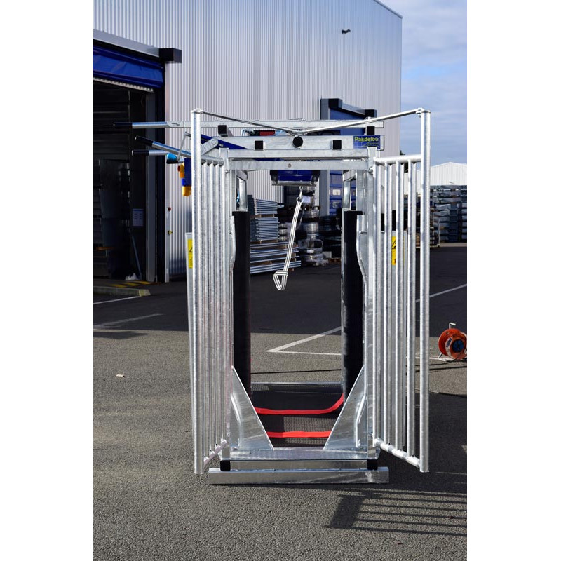 Cage de contention LVM - 4 portillons - Parois largeur variable - Panneaux latéraux Cage de contention LVM - 4 portillons - Parois largeur variable - Panneaux latéraux